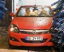 Die Jacob Sisters fahren im Opel Astra TwinTop durch die Waschstraße und geben Tipps. Foto: Auto-Reporter/Opel